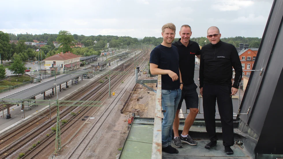 Viktor Ehlovsson och Herman Truedsson från entreprenören Infrakraft samt Roger Löwendahl från beställaren Trafikverket har fin utsikt från sitt tillfälliga kontor högst upp i Kvarnen.