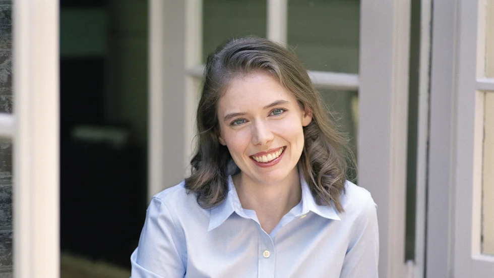 Madeline Miller (född 1978) är en amerikansk författare och lärare i klassiska språk. "Sången om Akilles" från 2011 toppar återigen bästsäljarlistor världen över tack vare att romanen har blivit ett fenomen på Tiktok. Nu finns romanen äntligen på svenska.