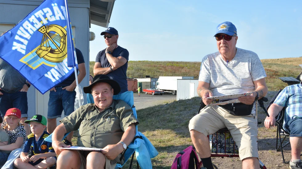 Olle Hermansson och Jan-Gunnar Johansson går ofta på speedway tillsammans. De har inte missat en match på hela sägongen och var i Målilla senast Västervik körde där. 
Naturligtvis tror de på vinst! "Det blir väldigt jämt, 46 - 44. Men det ska det vara, det är en fin bana här." gissar och konstaterar Johansson. 