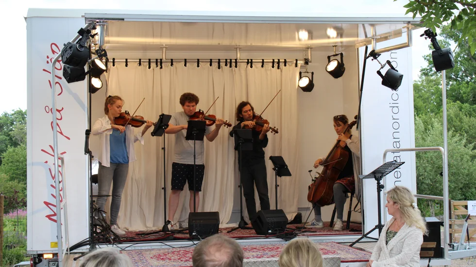 Under sommaren åker Camerata Nordica runt i länet och spelar musik på sitt släp. Under söndagen besökte de Kalvkätte trädgård.