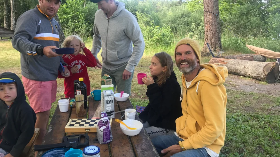 Pappacamping på Klämmingsbergsbadet utanför Gnesta. En tradition som barnen och papporna värnar om.