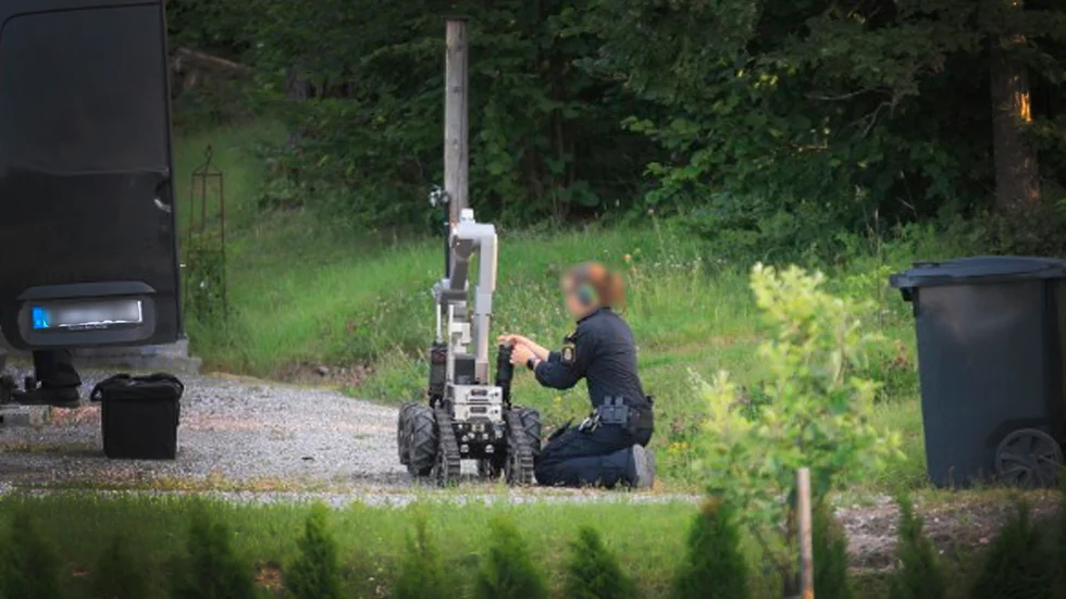 Polisens nationella bombskydd tog hand om föremålet. Nu väntar utredarna på bombskyddets analys.