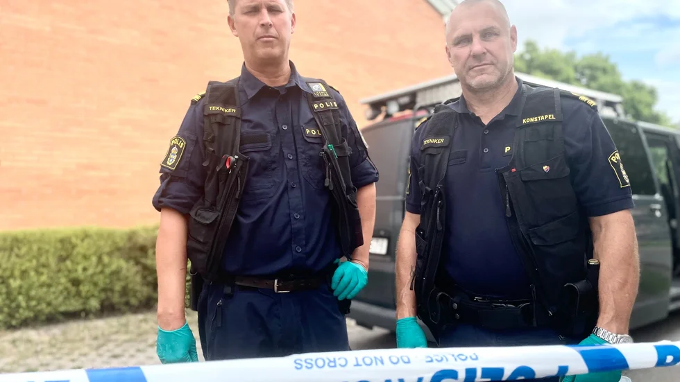 Polisens tekniker på plats Nils Myhr och Tommy Rinaldo. Under måndag förmiddag genomförde de en teknisk undersökning i Sävja, där en skottlossning skett under natten. 
