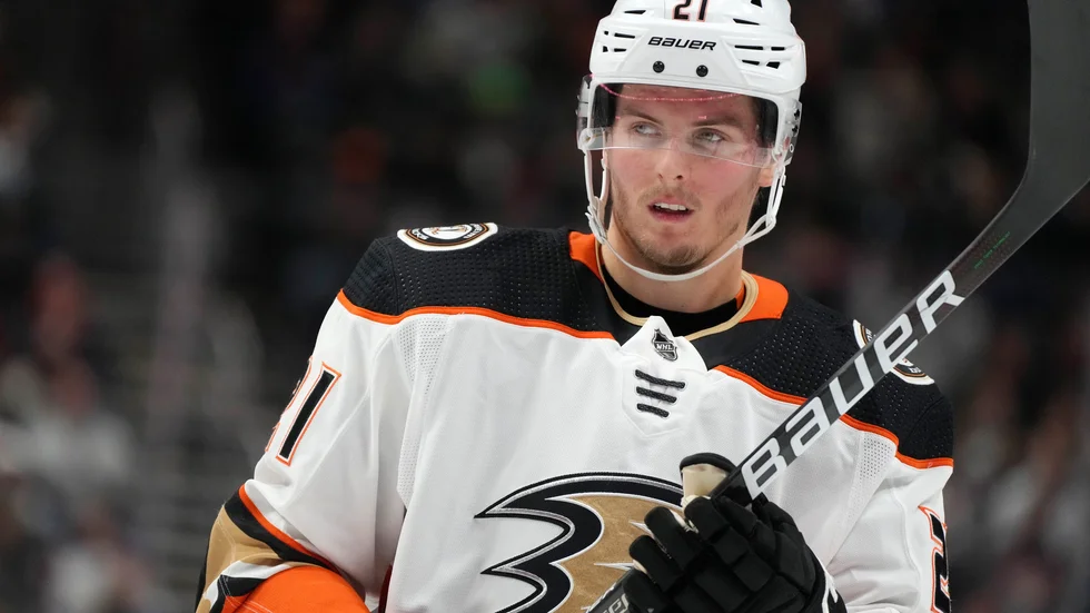 Förre Luleåspelaren Isac Lundeström tar sin gamla NHL klubb Anaheim Ducks till skiljedomstol.