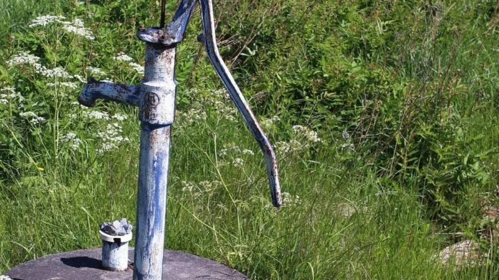 På vissa ställen i länet är grunvattennivå långt under det normala vilket bland annat kan påverka tillgången på vatten i brunnar. (Arkivbild)