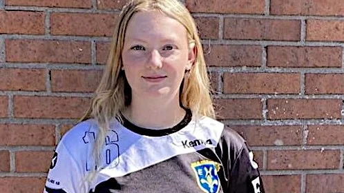 20-åriga Madeleine Hellberg har spelat division 2-handboll i Torshälla-laget Göksten och är en spelare som tränaren Robert Matt känner till sedan tidigare. Nu har hon skrivit på för EHF.