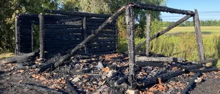Mindre byggnad brann ner helt – brott misstänks