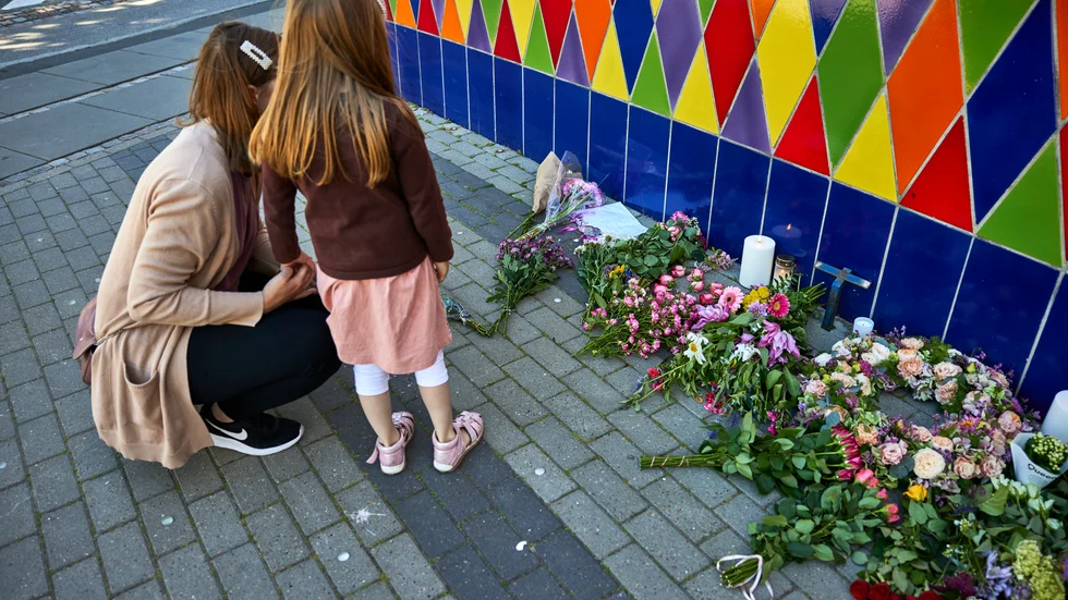 Den omkomna 14-åringen hedras med blommor.