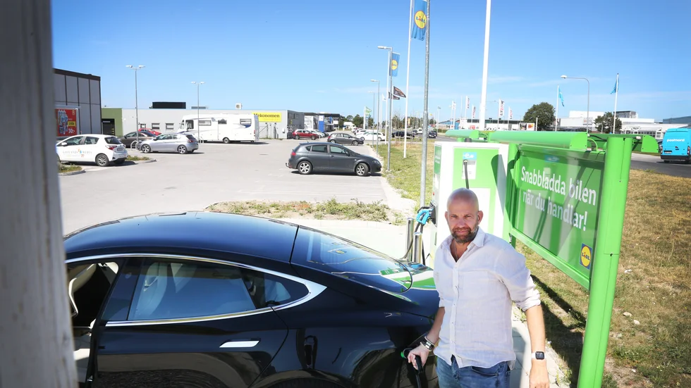 Marcus Svartserud kommer från Sigtuna med elbil och i Visby har han svårt att hitta laddstolpar. ”Jag var beredd på att betala, men här kunde jag ladda gratis. Det behövs verkligen en utbyggnad med fler laddstolpar”, säger han om läget när han äntligen hittat en ledig stolpe.
