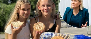 Ska hönökakan bres på den platta eller fluffiga sidan – Strängnäseleverna frågade statsministern: "Man ska bestämma själv"
