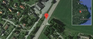 En personbil i olycka på väg 55