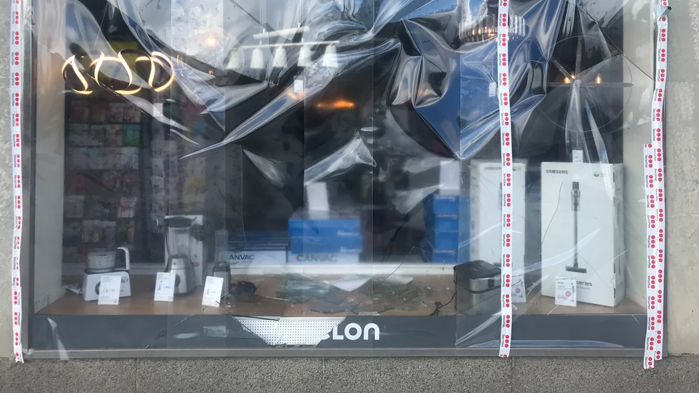 På morgonen var rutan mot Västra Storgatan fortfarande vidöppen med ett plastfilter på. Strax innan öppning vid 9.30 såg det ut som vanligt igen.