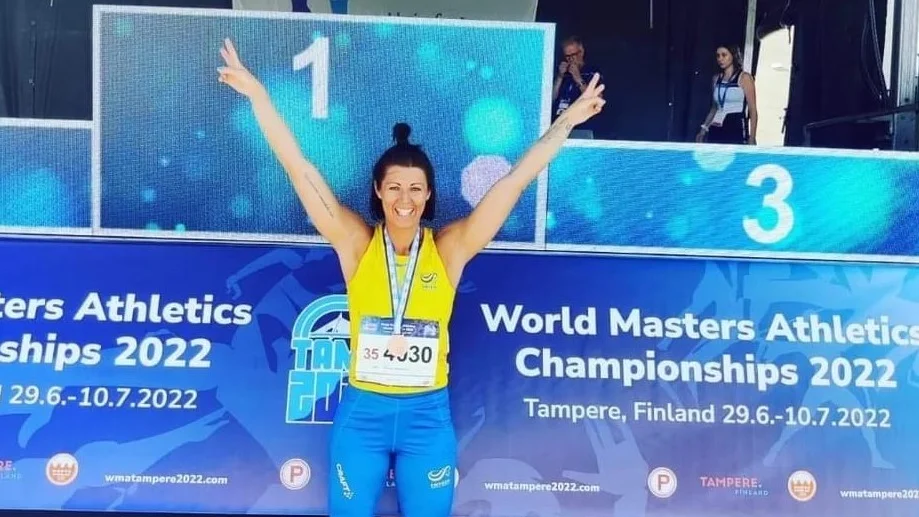 Martina Efraimsson var överlycklig efter sitt andra raka brons i D35 på veteran-VM i Finland. Nu tog hon tredjeplatsen i spjutkastning.