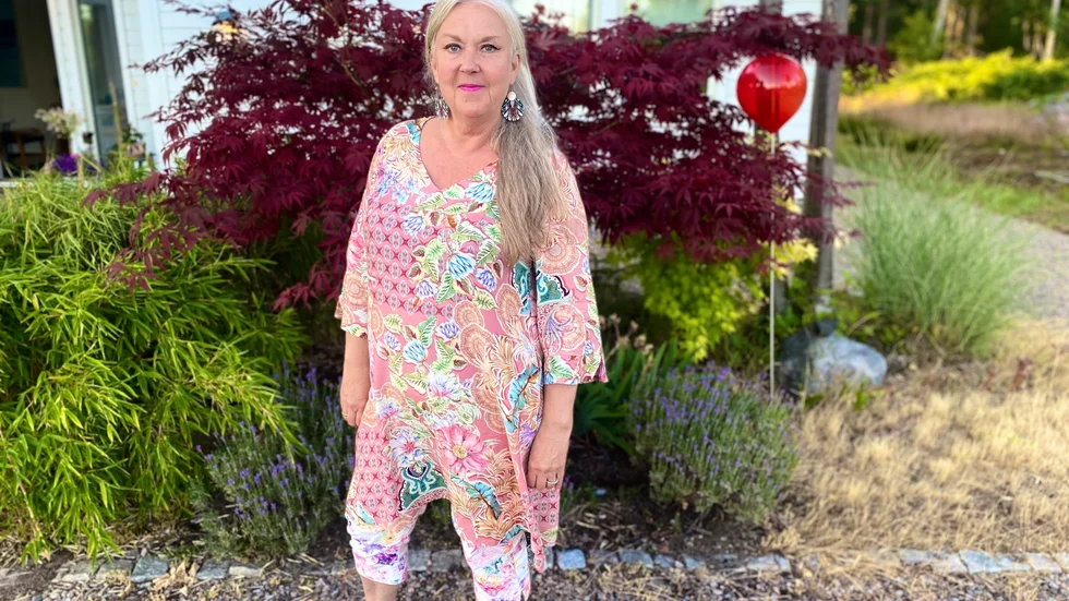 Sedan 13 år tillbaka jobbar Lise-Lott 50 procent som bildlärare och 50 procent som kultursamordnare och nu fyller hon snart 65 år. Men än vill hon inte sluta jobba.
