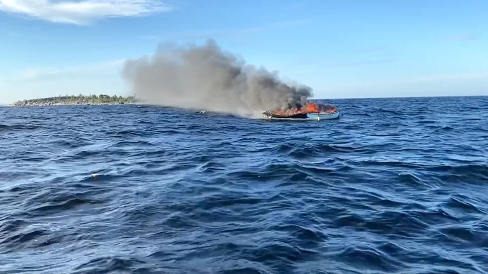 Båten exploderade och började brinna med full kraft.