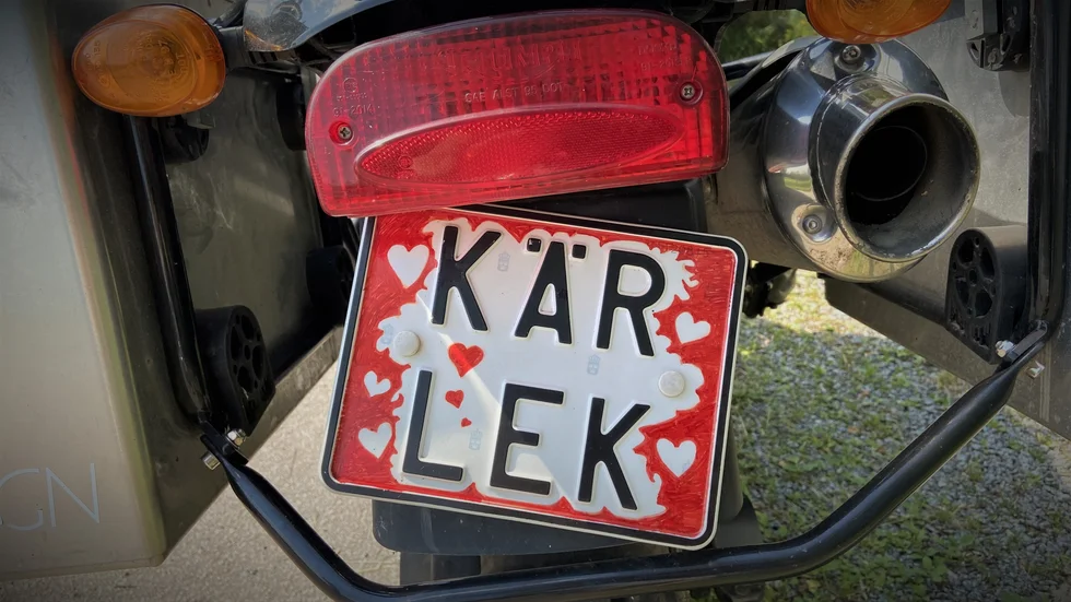 Registreringsskylten "Kärlek" sitter på en motorcykel tillhörande Björn Westerlund Bigler, som bor strax utanför Uppsala.