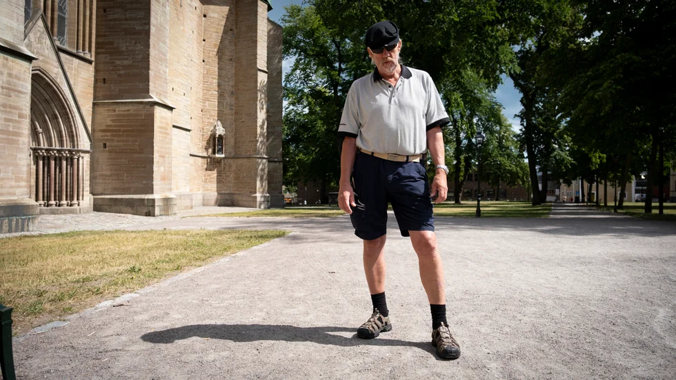 Både tröjan och skorna har han fått av grannarna, efter att hans egna kläder i huset brunnit upp. "En dator fick vi av en tjej, och en mobil fick vi också av någon". Willy Dahlkvist beskriver all hjälp han och hans fru fått av människorna i deras närhet.
