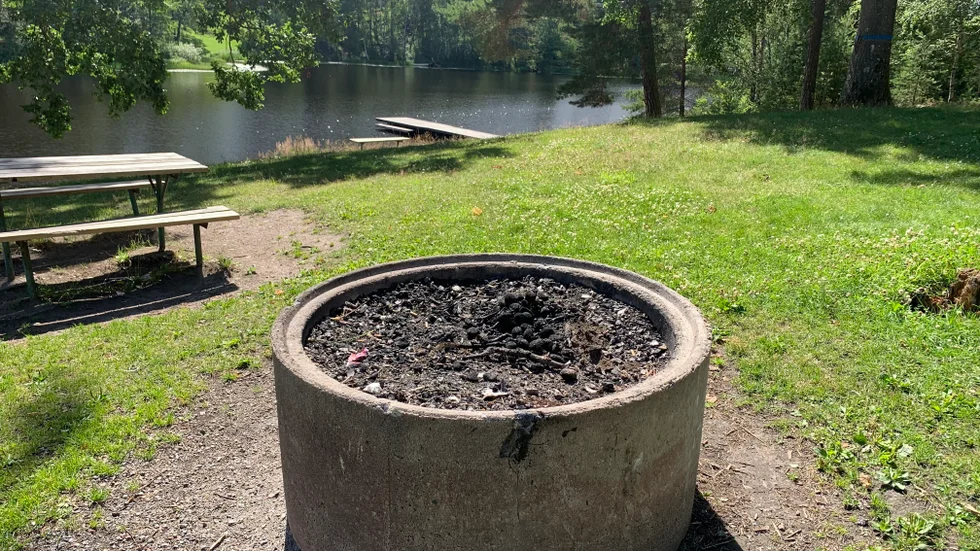 Iordningställda grillplatser på allmän mark som vid exempelvis badplatser får fortfarande inte användas trots helgens regn, särskilt eldningsförbud gäller fortsatt.