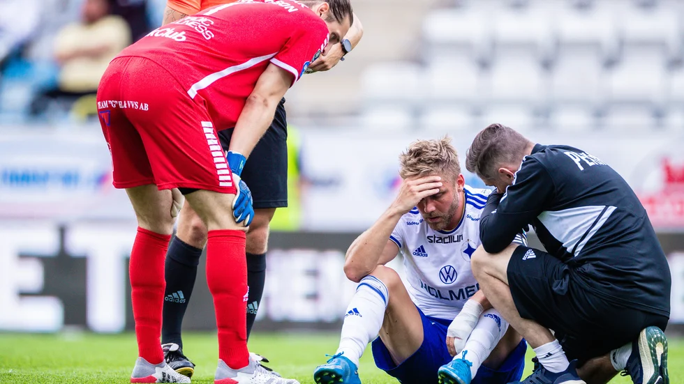 Christoffer Nyman tvingades av efter en smäll mot huvudet i söndags. En hjärnskakning befaras och han missar lördagens möte med Degerfors.