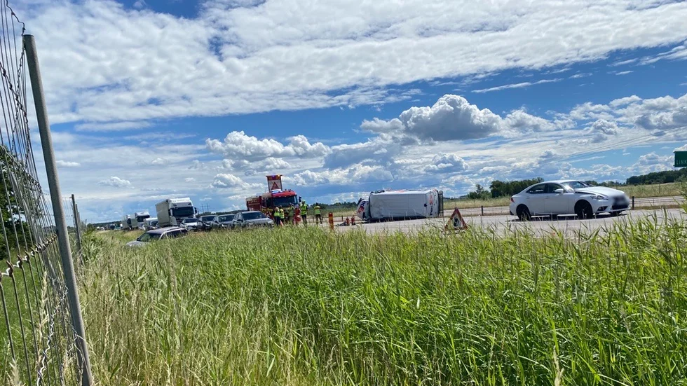 Kollisionen orsakade stora materiella skador och det bildades långa köer på E4.
