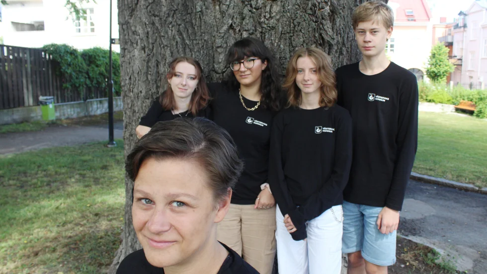 Framtidsutvecklarna på Mejeriet Ung i Västervik. Fritisledaren Matilda Hansson med Julia Halvarsson, Emy Halvarsson, Yadigar Hajitaleb och Tiger Westerlund.