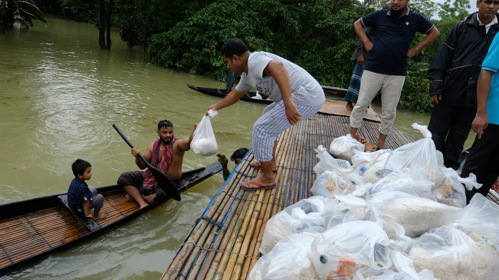 Myndigheter har haft svårt att få ut rent vatten och mat till de översvämmade regionerna i Bangladesh. Arkivbild.