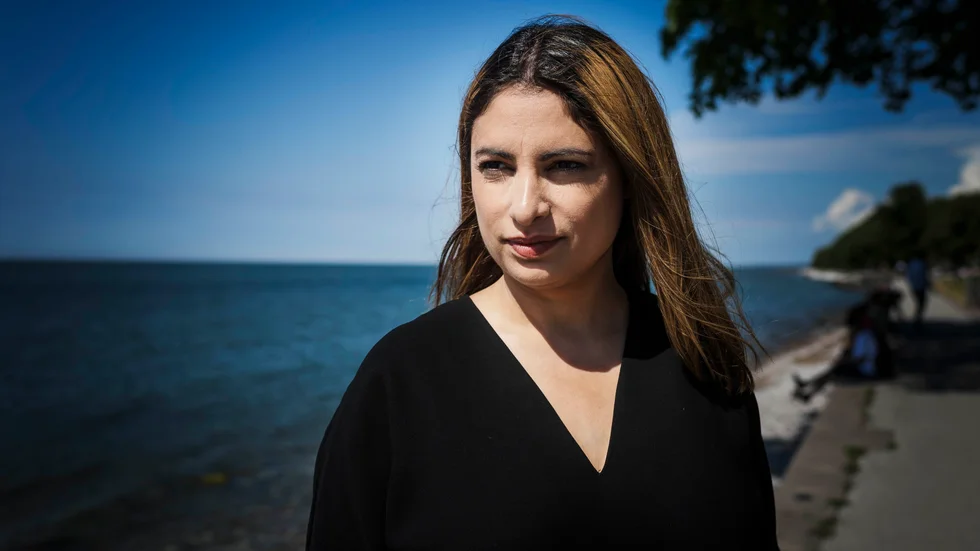 Nooshi Dadgostar i Visby. Statsråd vill hon bli, säger hon. Det blir svårt, och det lär inte imponera på Socialdemokraterna att hon förvanskar historien och utmålar deras gamle partisekreterare och socialminister Möller som föregångare till det mångåriga kommunistpartiet.     