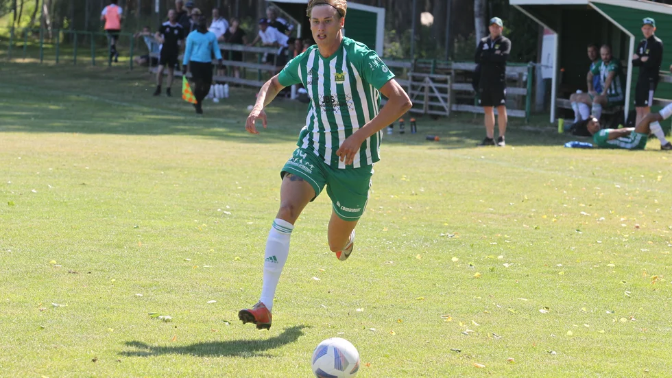 Zeros spelare Charlie Jareblad gjorde ett av målen och var duktig i 2-1-segern mot Mjölby Södra. Tre poäng betyder att Zeros går till sommarvila över nedflyttningsstrecket i division 4. "Vi visar inställning", sade tränaren Dennis Karlsson.