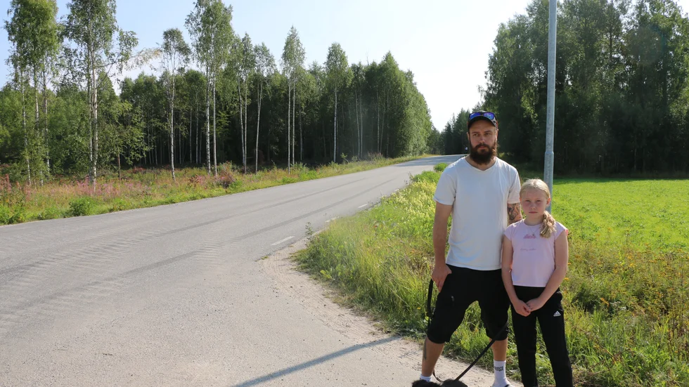 "Det har gått runt tre år från att vägen var så farlig att man var tvungen att åka taxi, till att man nu kan cykla till skolan. Det känns inte som att det borde gå så snabbt", säger Robbin Forsberg.