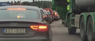 Långa köer när rondell asfalteras