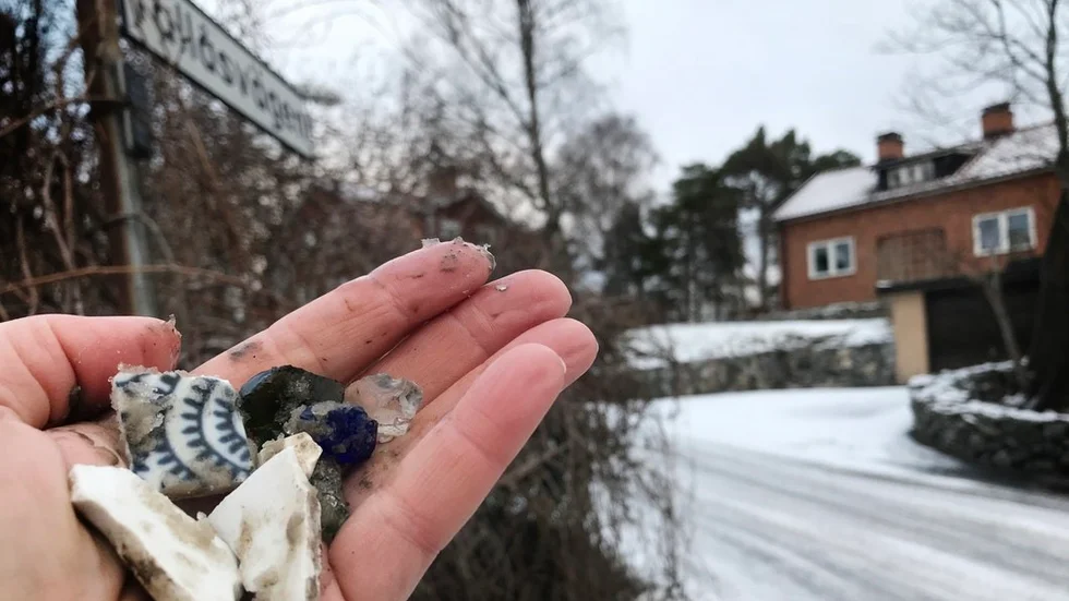 Kommunen har fått bort merparten av det krossade materialet, men en del finns kvar.