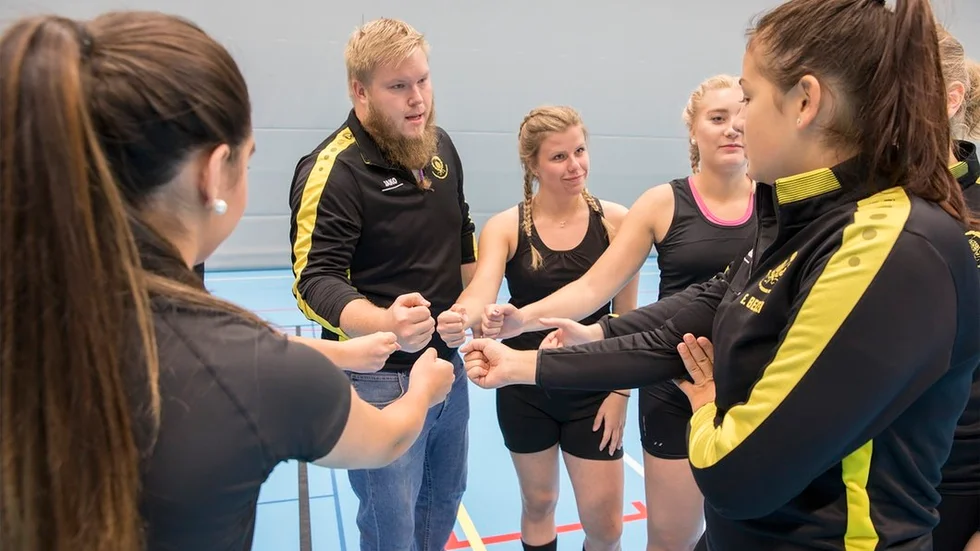 Mot nya mål. KAIK:s nybildade volleybollsektion har i dag drygt tio tjejer mellan 14 och 18 år som kör tre pass i veckan under Sebastian ”Basse” Markewalls ledning. Han har jobbat fram en treårsplan som på sikt bland annat ska ge seriespel och nya lag i klubben.