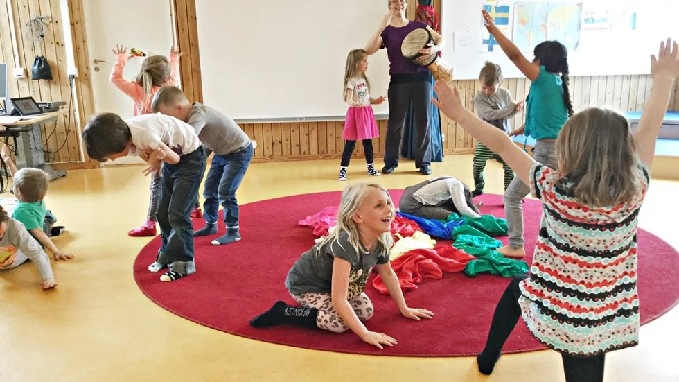 Hur dansar man i Norge, Thailand och England? Barn på Peterslunds förskola har fått delta i ett kulturprojekt.