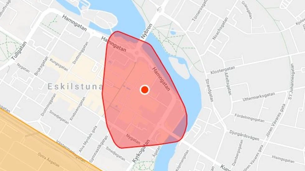 Delar av centrala Eskilstuna (se det rödmarkerade området) var utan ström i cirka en halvtimme under måndagseftermiddagen.