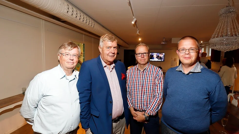 Strängnäspartister på valvakan i söndags, när förhoppningen fortfarande var att partiet skulle fördubbla sina mandat. I stället tappar det en tredjedel av sina väljare.