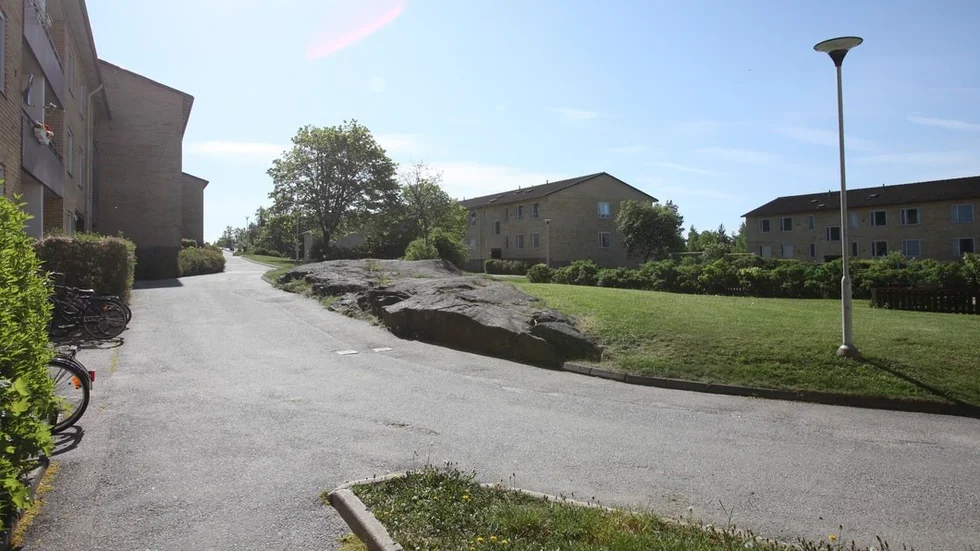 Bostaden, någonstans på Finningevägen, verkar inte ha fått några stora skador. Eftersom flaskan landade på en balkong har polisen inte behövt spärra av området.