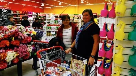 Mari Ekdahl och Anneli Björklund passade på att handla på öppningsdagen. Foto: Karin Hassler