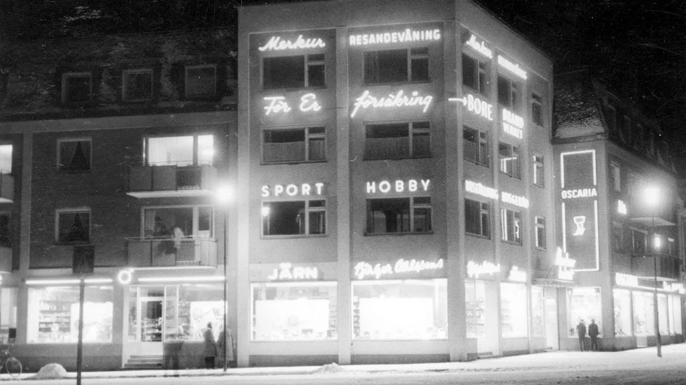 Nattbilden över Merkurhuset i Katrineholm är tagen den 5 december 1956, huset invigdes drygt ett år tidigare.