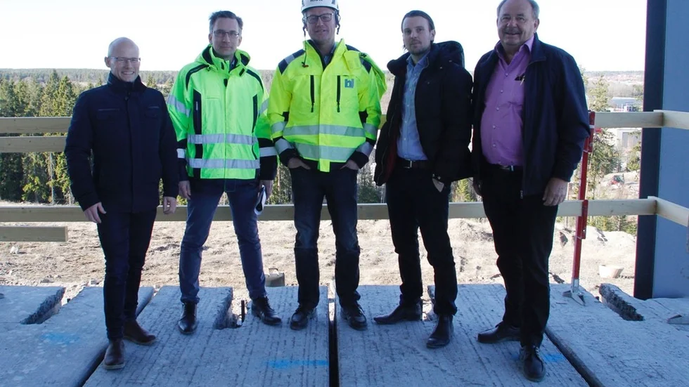 Fredrik Granlund (Strängnäs kommun), Jörgen Altin (do), Klaus Elvelind (vd på entreprenören BJ svets), Dan Bohman (vd för Kilenkryssets fabrik) och Jan Persson (ägaren av Kilenkrysset) klättrade under måndagen upp på ett högre plan i det nya företagshuset som upphörs på Gorsingeberget.