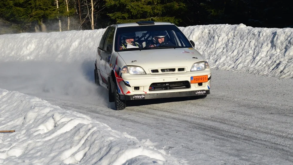 Eskilstuna MK:s Robert Andersson med co-driver Carl-Gustaf Karlsson som inledde säsongen 2018 med en seger  i 1 300 rallycup i Bergslagsrallyt.  FOTO: CHRISTER MOREAU