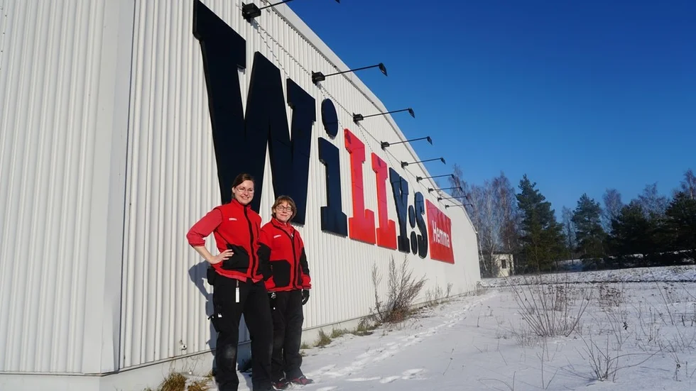 Linda Persson och Carin Merk utanför butiken Willys Hemma i Flen. De är båda väldigt glada över priset - men kan ännu inte riktigt fatta att deras butik vann.