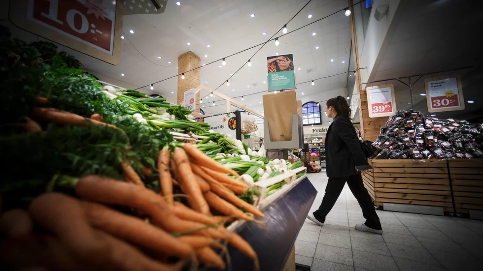 "Svenska hushåll plågas fortsatt av den ekonomiska krisen med höga matpriser, hyror och räntor. Kostnadskrisen drabbar inte bara hushållen", skriver insändarskribenterna. (Arkivbild)
