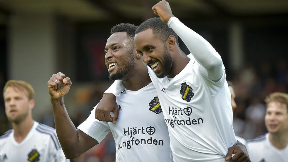 AIK:s Henok Goitom, till höger, jublar med Chinedu Ogbuke Obasi i matchen mot Sirius. Hur många gånger ska de få jubla på Värmbols IP? Foto: Stina Stjernkvist/TT