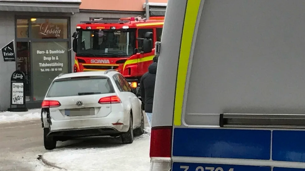 Polis och räddningstjänst fick rycka ut till centrala Eskilstuna under tisdagsförmiddagen sedan en bil blivit påkörd i korsningen Bruksgatan–Kungsgatan.