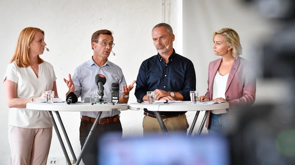 Bryt upp den nuvarande blockpolitiken och bilda en regering av C, MP, S och V, föreslår Inger Idborn. Bilden visar Alliansens partiledare. Foto: Johan Nilsson / TT.