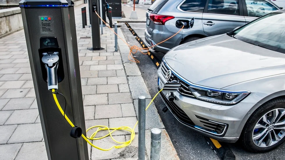 "Höjd elskatt sätter käppar i omställningen. Klimatsmarta affärsidéer under utveckling riskerar att gå om intet. Vinsten att byta till elfordon minskar och därmed intresset", skriver Björn Åslund.