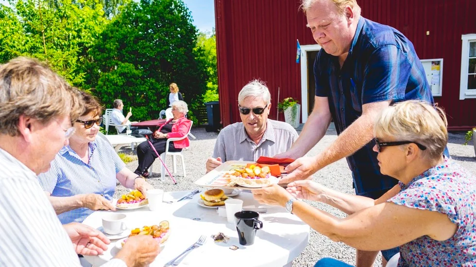 Magnus Öljarstrand serverar Claes Murman, Yvonne Jensen, Mikael Jensen och Annite Murman, som besöker kaféet för första gången.