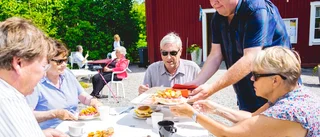 Sol och kaffe på kyrkans sommarkafé