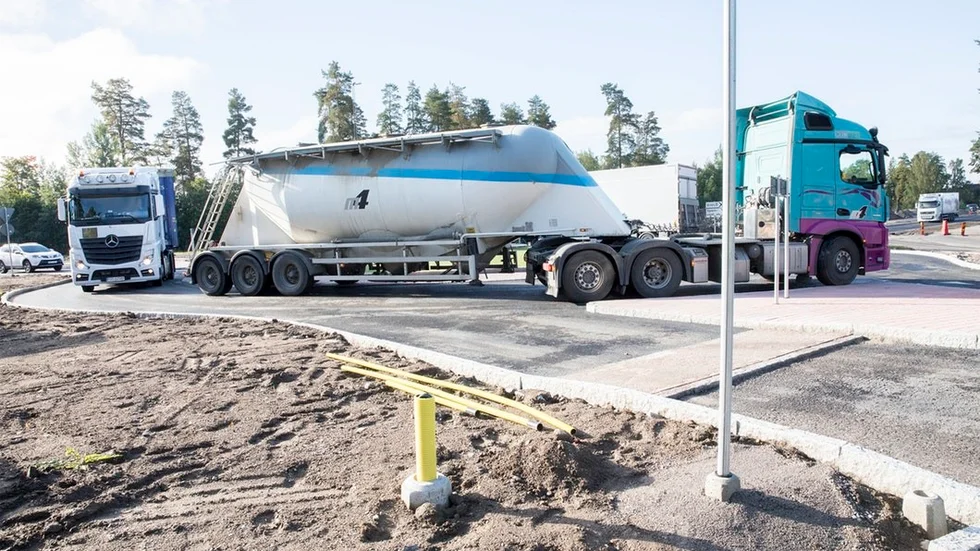 De nya cirkulationsplatserna öppnades för biltrafik tidigt på måndagen.
