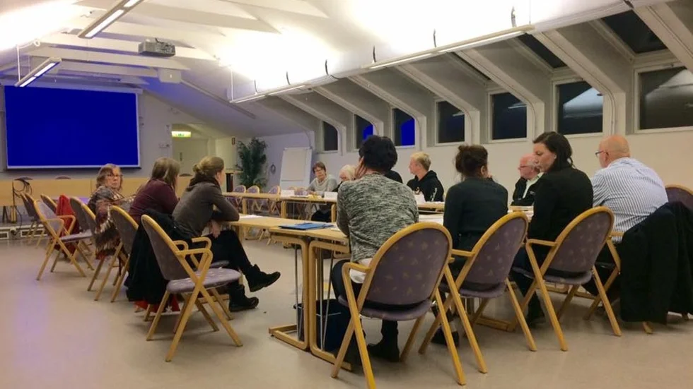 Oppositionens ersättare lyckades inte fylla alla tomma stolar runt sammanträdesbordet på tisdagskvällen.